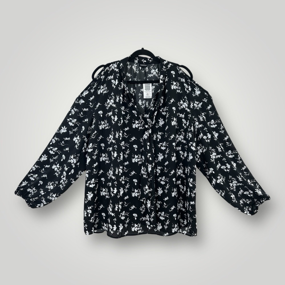 NEW $49 Torrid Georgette Tie-Front Top Black White Size 2 2X Cold Shoulder NWT